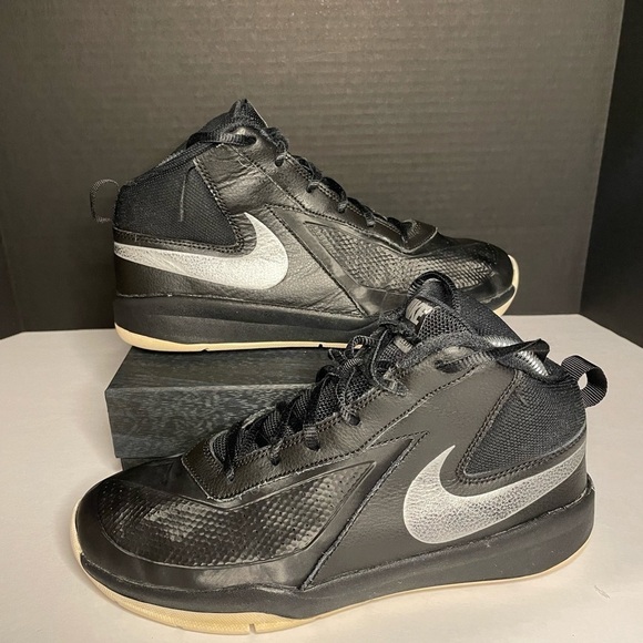 Nike Team Hustle D7 high tops. Youth size 6. 747998-001 - Picture 2 of 6